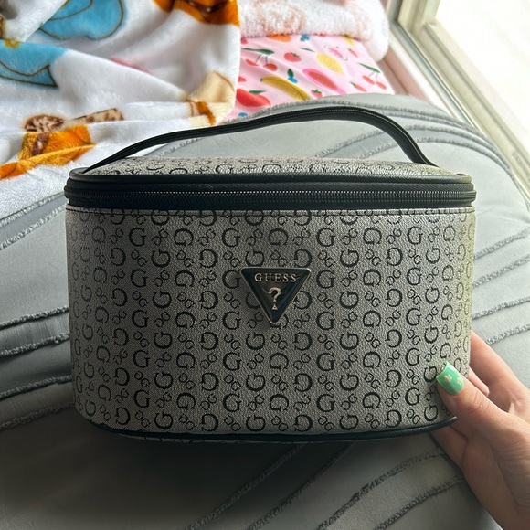 Guess Cosmetic Bag - Picture 1 of 2